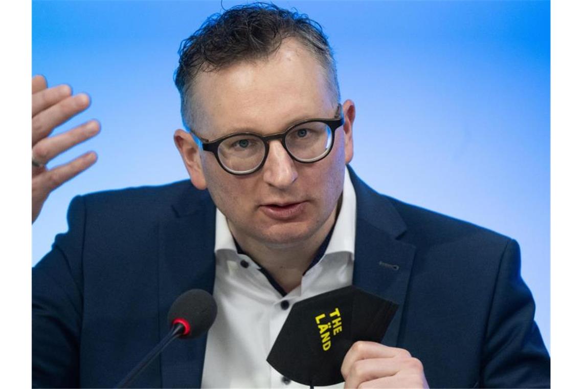 Baden-Württembergs Grünen-Fraktionschef Andreas Schwarz spricht bei einer Pressekonferenz. Foto: Bernd Weißbrod/dpa