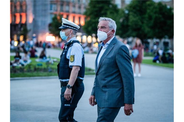 Baden-Württembergs Innenminister Thomas Strobl (CDU, r) geht neben einem Polizeibeamten. Foto: Christoph Schmidt/dpa/Archivbild