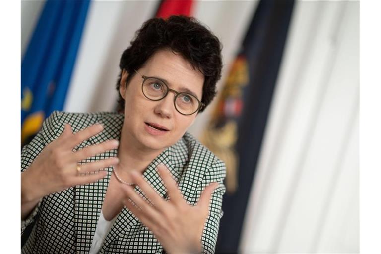 Baden-Württembergs Justizministerin Marion Gentges nimmt an einem Gespräch teil. Foto: Marijan Murat/dpa/archivbild