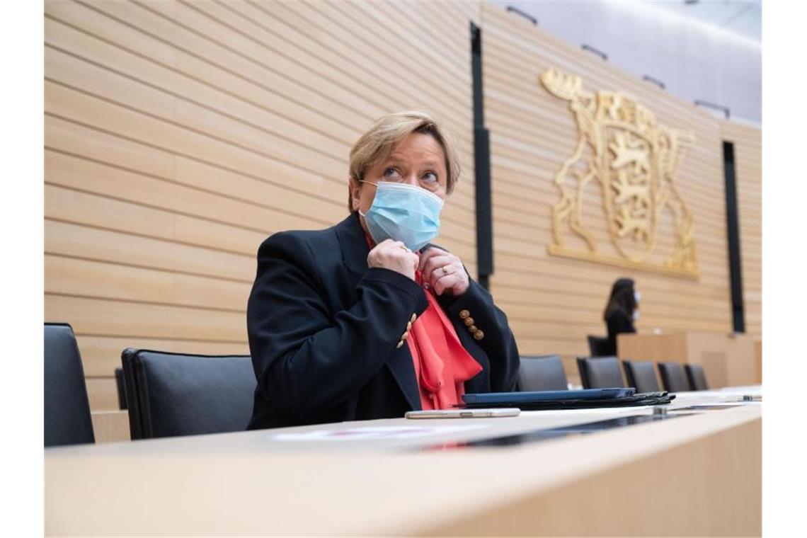 Eisenmann stellt Länder-Abkommen zu Schule vor Baden-Württembergs Kultusministerin Susanne Eisenmann (CDU) nimmt an einer Landtagssitzung teil. Foto: Marijan Murat/dpa/Archivbild