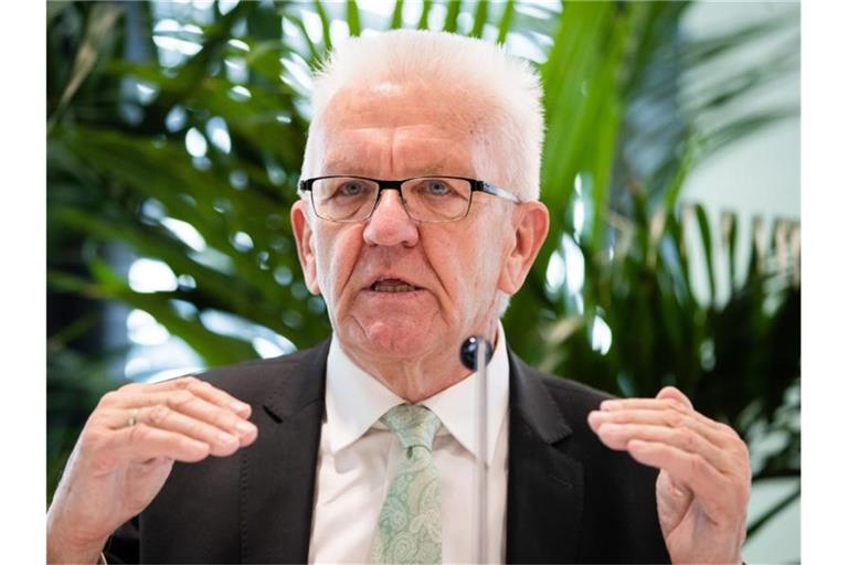 Baden-Württembergs Ministerpräsident Winfried Kretschmann spricht in Tübingen. Foto: Christoph Schmidt/dpa