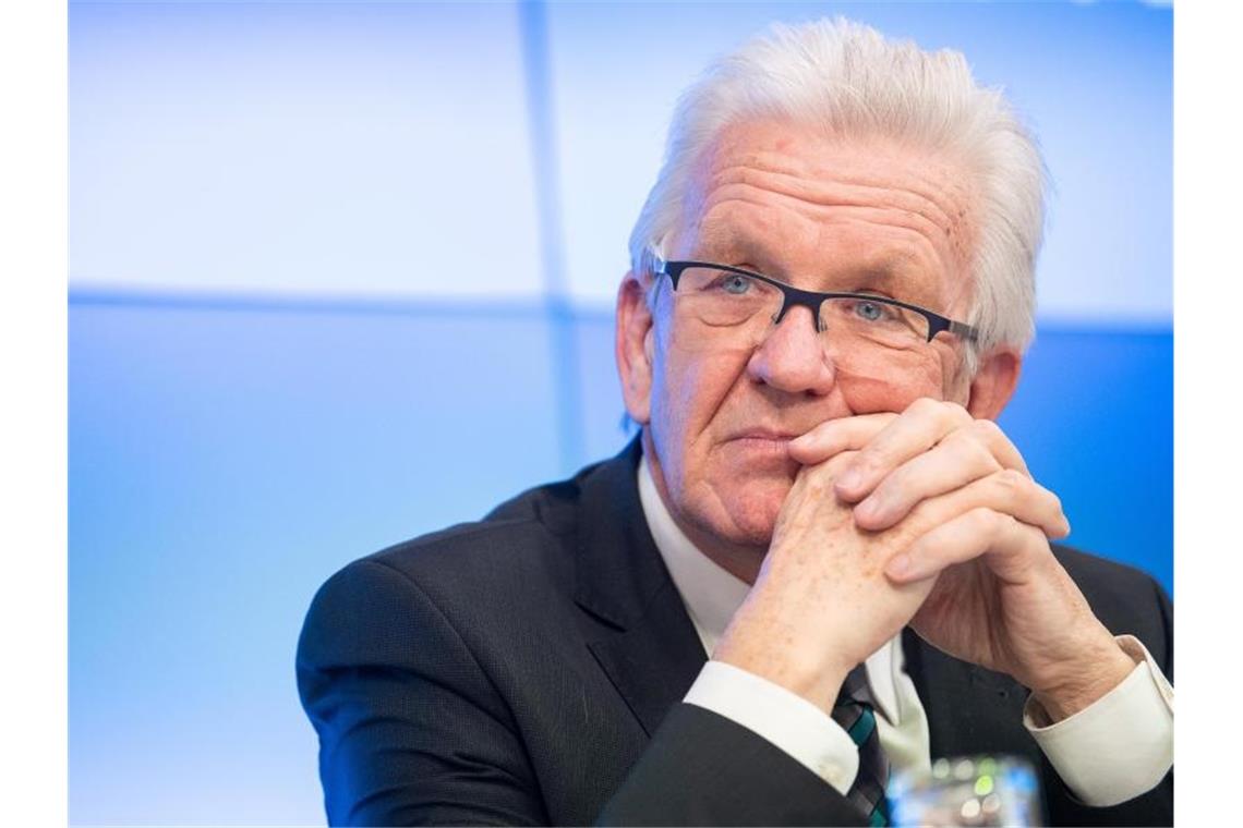 Entscheidung über regionale Lockerungen steht weiter aus Baden-Württembergs Ministerpräsident Winfried Kretschmann (Grüne) nimmt an einer Pressekonferenz teil. Foto: Sebastian Gollnow/dpa/Archivbild