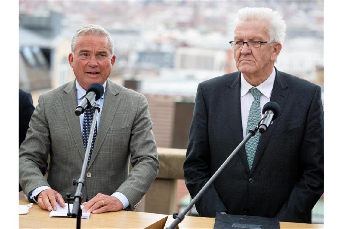 Baden-Württembergs Ministerpräsident Winfried Kretschmann (r, Bündnis 90/Die Grünen) und Innenminister Thomas Strobl (CDU). Foto: Christoph Schmidt/dpa/Archivbild