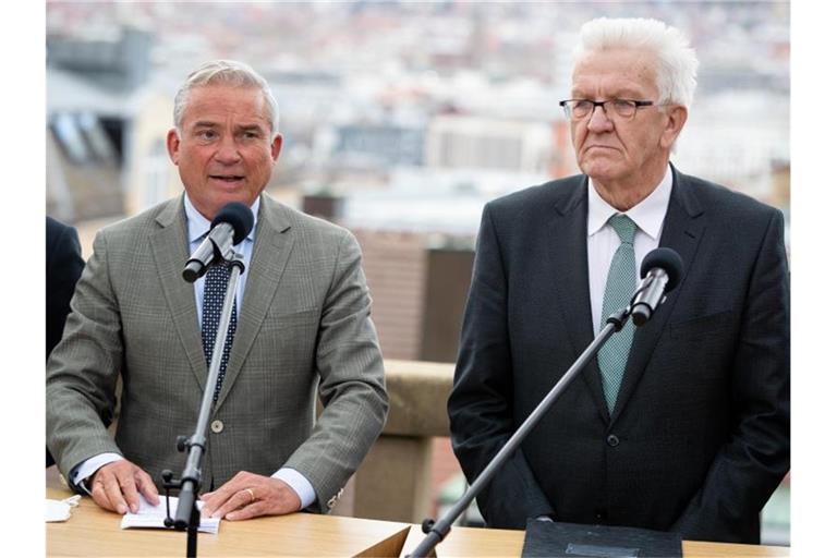 Baden-Württembergs Ministerpräsident Winfried Kretschmann (r, Bündnis 90/Die Grünen) und Innenminister Thomas Strobl (CDU). Foto: Christoph Schmidt/dpa/Archivbild