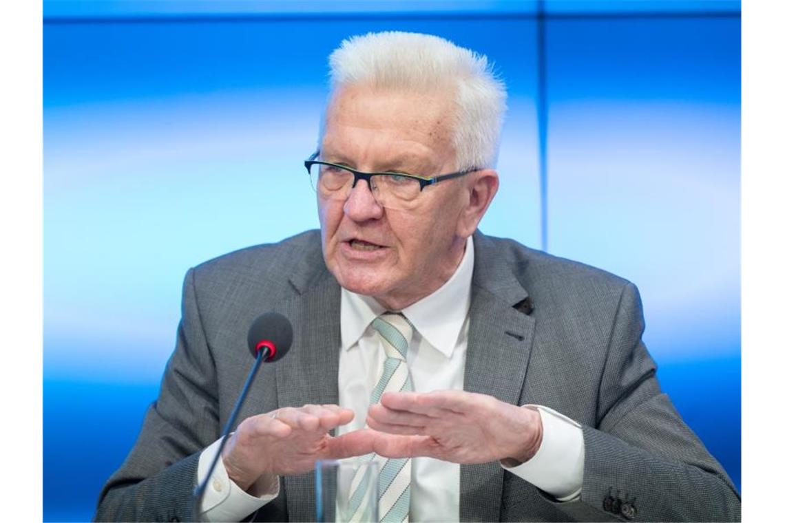 Baden-Württembergs Ministerpräsident Winfried Kretschmann (Grüne) spricht bei einer Pressekonferenz. Foto: Bernd Weißbrod/dpa