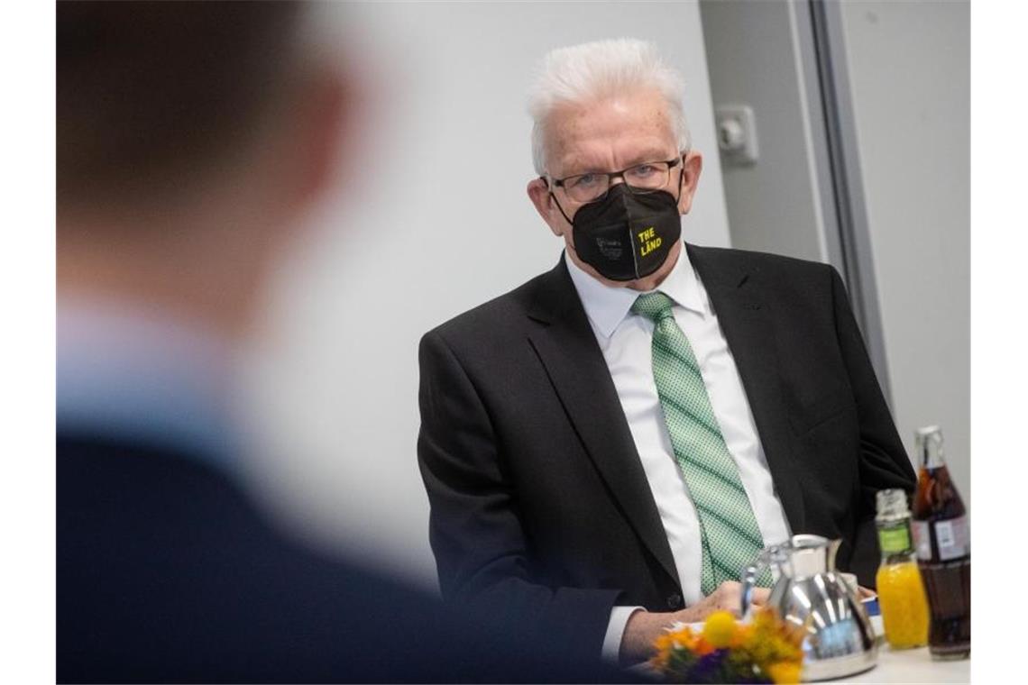 Baden-Württembergs Ministerpräsident Winfried Kretschmann (Grüne) nimmt an einem Vortrag in einem Krankenhaus teil. Foto: Christoph Schmidt/dpa/Archivbild