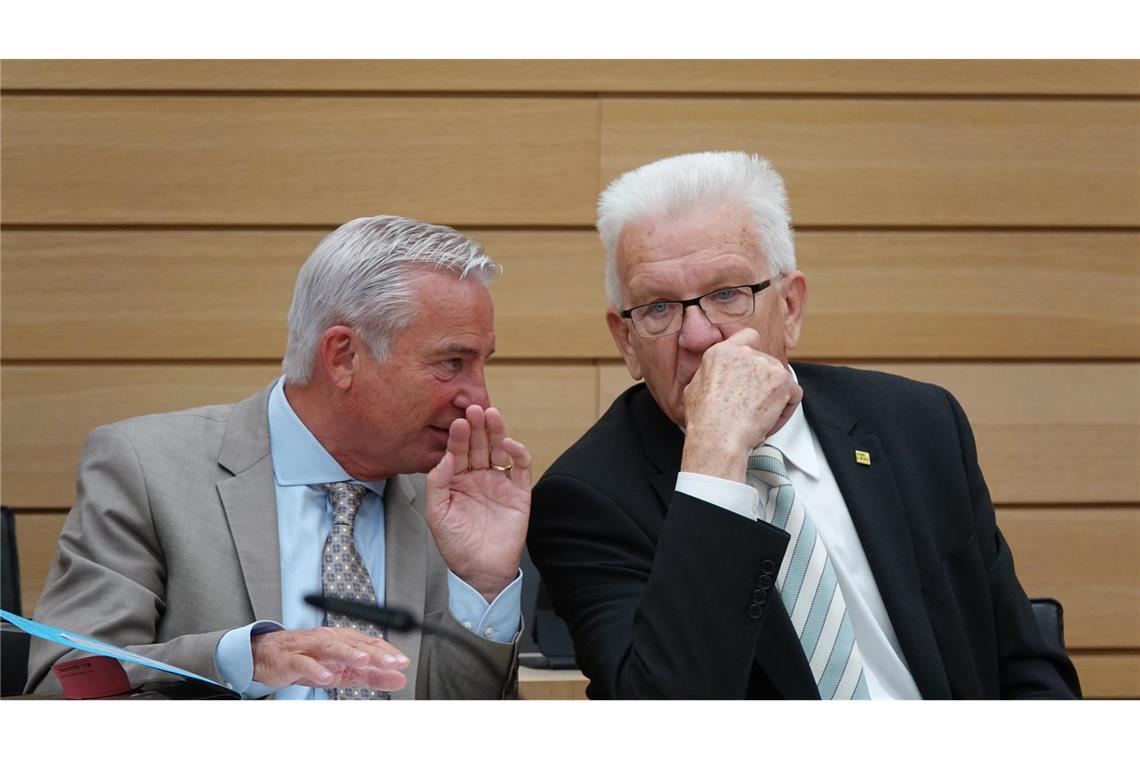 Baden-Württembergs Ministerpräsident Winfried Kretschmann (rechts) und Innenminister Thomas Strobl (Archivfoto)