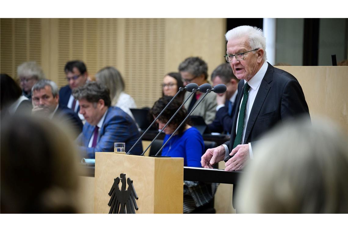 Baden-Württembergs Regierungschef Kretschmann rechtfertigt Lockerung der Schuldenbremse.