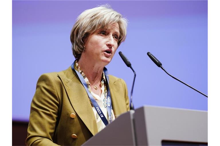 Baden-Württembergs Wirtschaftsministerin Nicole Hoffmeister-Krau (CDU) spricht bei einem Parteitag. Foto: Uwe Anspach/dpa/Archivbild