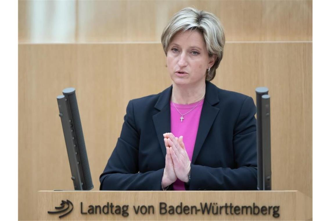 Baden-Württembergs Wirtschaftsministerin Nicole Hoffmeister-Kraut (CDU) spricht bei einer Landtagssitzung. Foto: Bernd Weißbrod/dpa