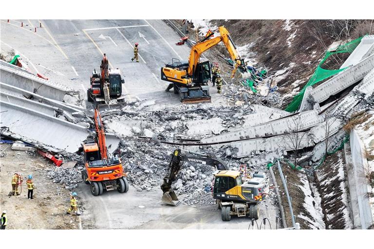 Bagger arbeiten an den Trümmern nach dem Einsturz einer Brücke in Südkorea.