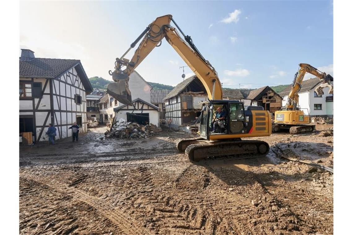 Über 150 Tote nach Hochwassern im Westen Deutschlands Bagger beseitigen Trümmer im stark betroffenen Ort Schuld in Rheinland-Pfalz. Foto: Thomas Frey/dpa