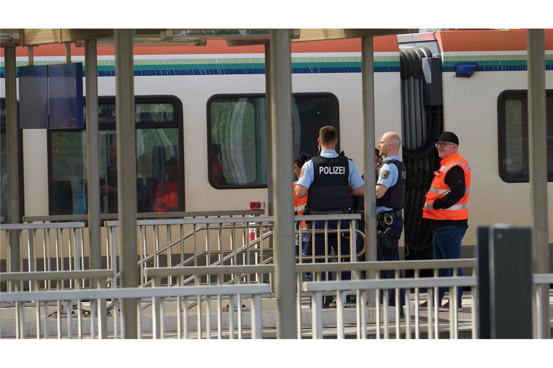 Bahnbedienstete und Polizeibeamte am  Bahnhof in Niederlahnstein. In der Regionalbahn hat es einen Messerangriff auf einen Fahrgast gegeben.