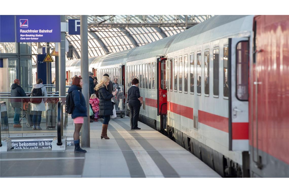 Bahnfahrer können sich voraussichtlich über eine wieder freie Strecke freuen. (Archivbild)