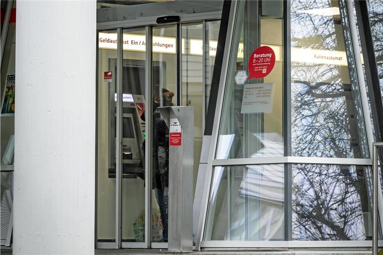 Bald können die Kunden der Kreissparkasse Waiblingen in Backnang und den anderen Filialen zwischen 22 und 6 Uhr kein Geld mehr abheben. Foto: Alexander Becher