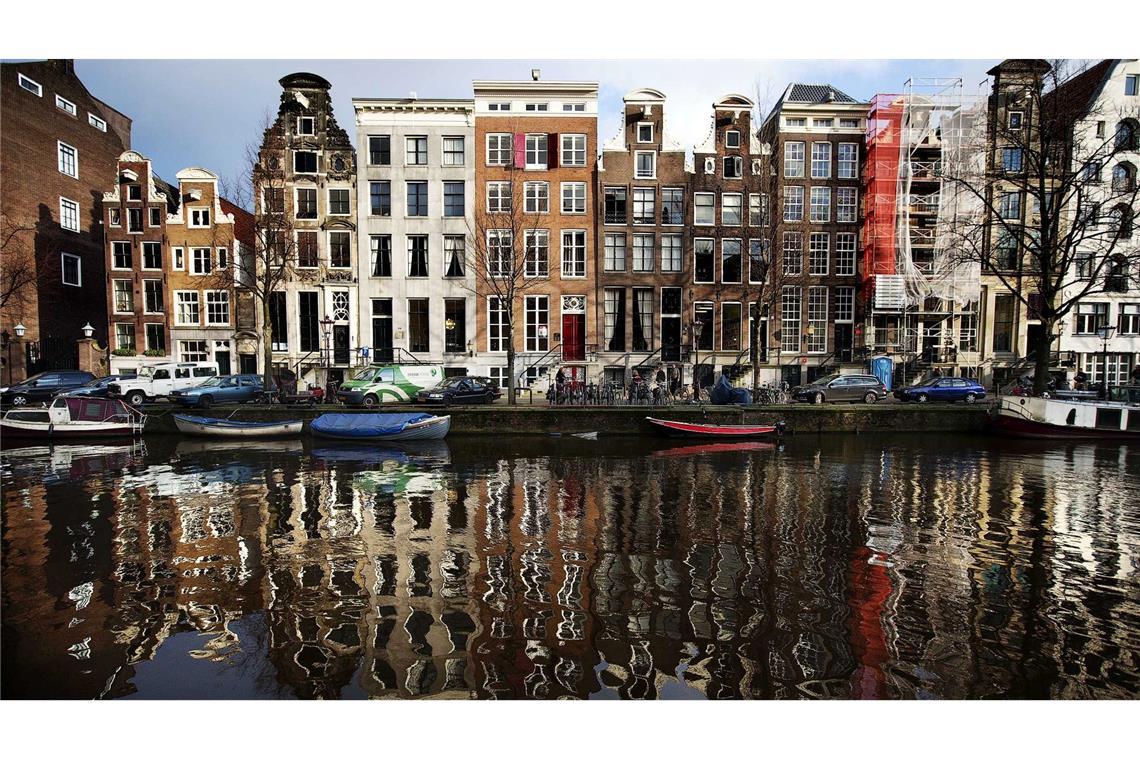 Bald sollen auf den Grachten in Amsterdam nur noch emissionsfreie Boote unterwegs sein (Archivbild).