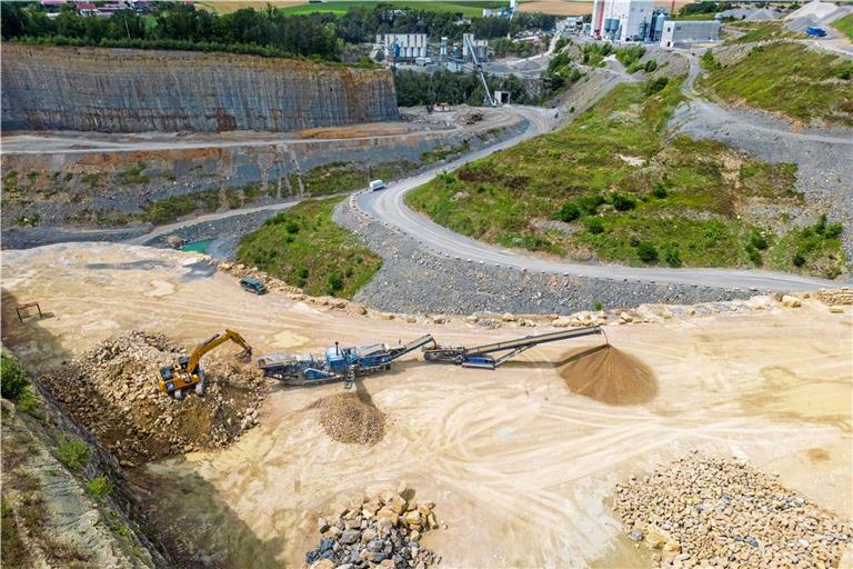 Bald werden nicht nur Baumaterialien gewonnen, sondern auch Energie: Auf einer Fläche von etwa einem Hektar soll im Steinbruch Zwingelhausen eine Freiflächenfotovoltaikanlage zur Eigenversorgung entstehen. Foto: Alexander Becher