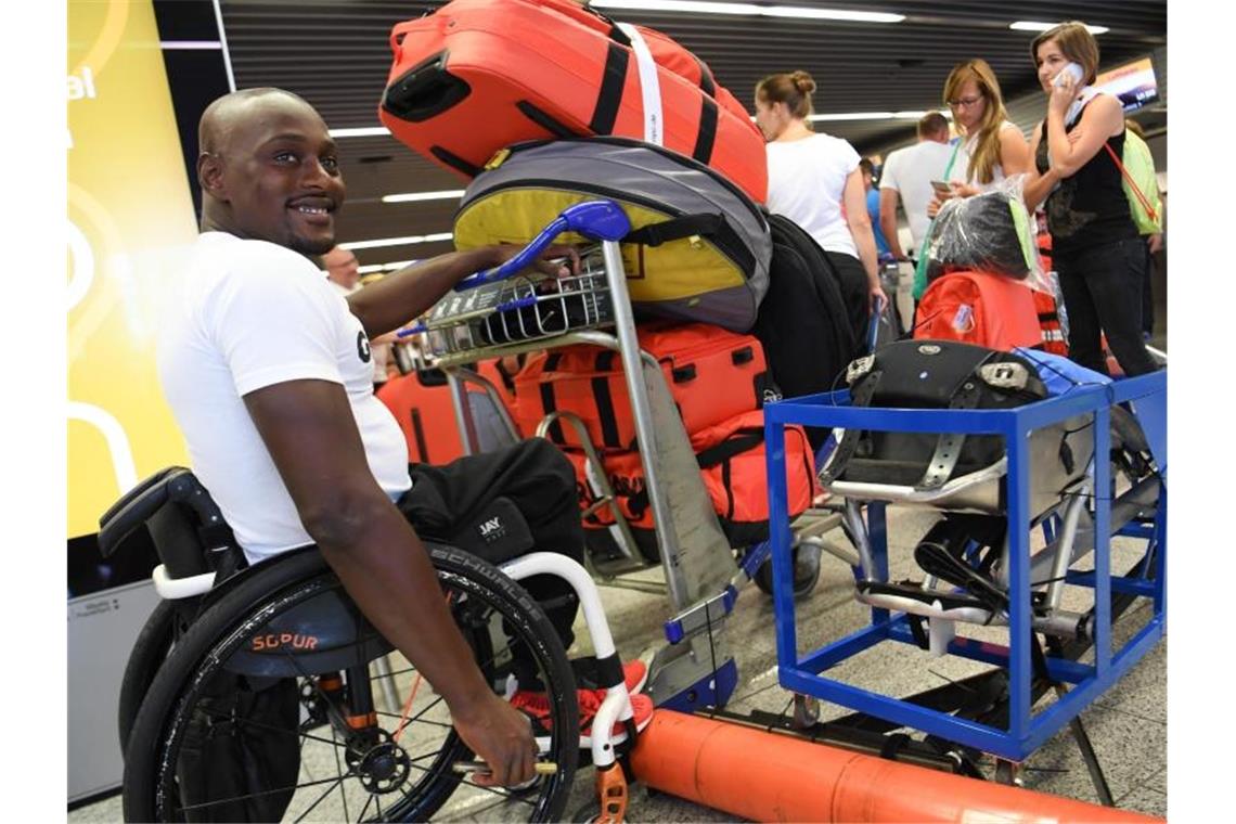 Gemischte Gefühle: „Olympia hat gezeigt: Es funktioniert“ Baldé (hier beim Abflug zu den Paralympics 2016 in Rio) hätte eine Absage der Paralympics in Tokio für vertretbar gehalten. Foto: picture alliance / dpa