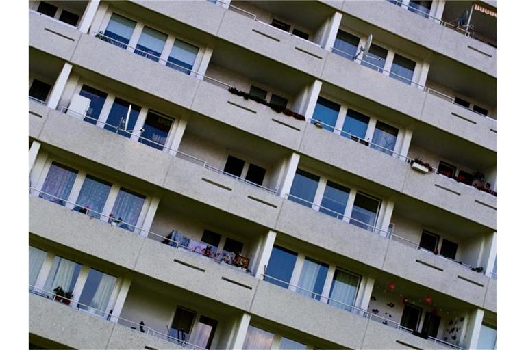 Balkone sind an der Fassade eines Wohnblocks zu sehen. Foto: Ole Spata/dpa/Archivbild