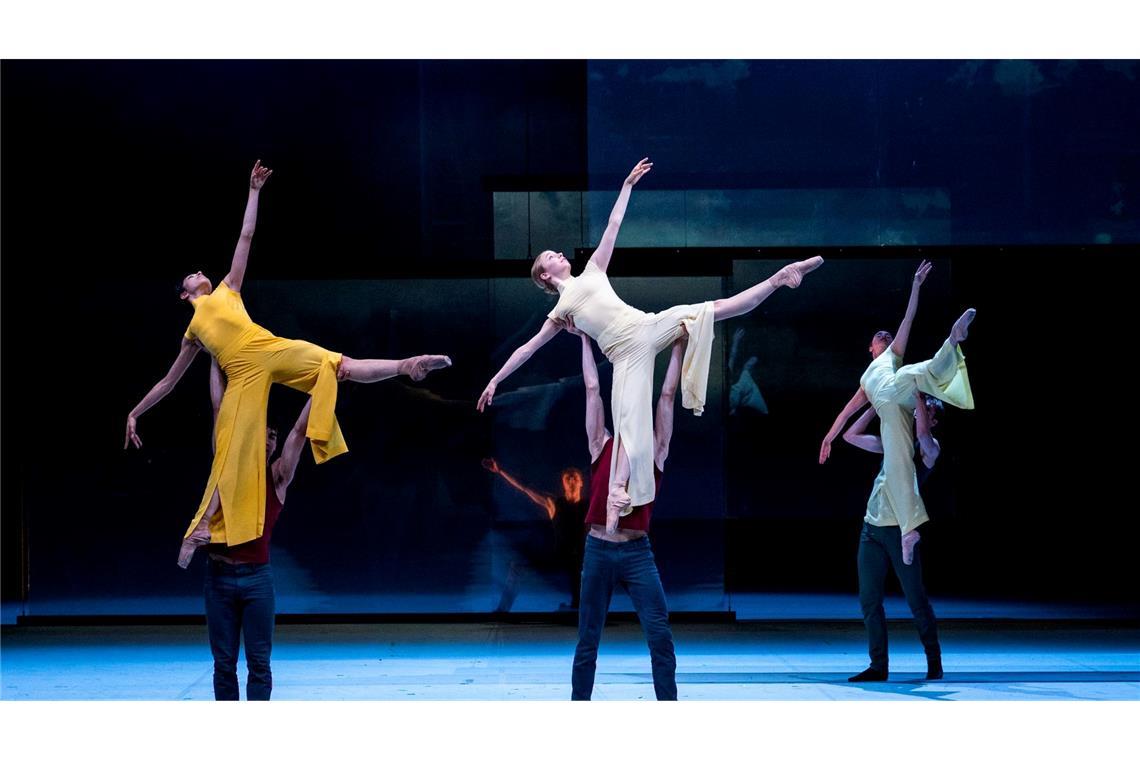 Balletttänzer Tänzerinnen und Tänzer führen in der Hamburger Staatsoper das Stück "Epilog" von John Neumeier auf.