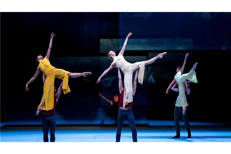 Balletttänzer Tänzerinnen und Tänzer führen in der Hamburger Staatsoper das Stück "Epilog" von John Neumeier auf.