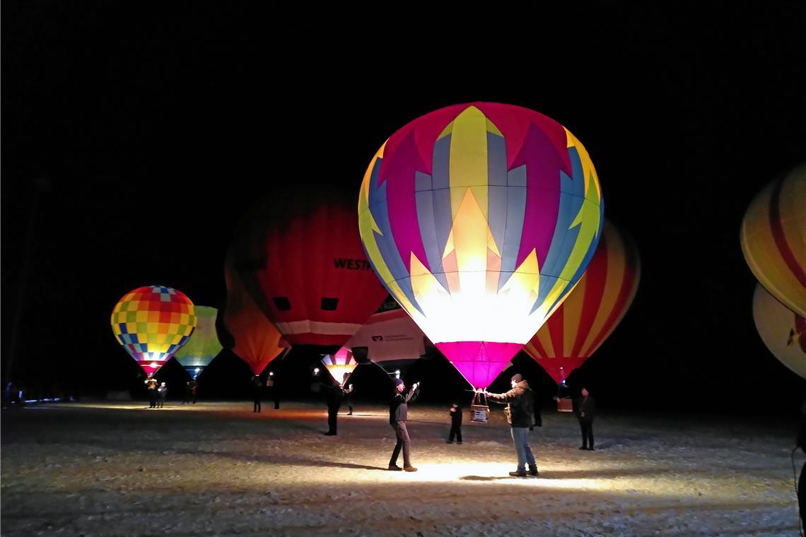 Ballonglühen am Abend auf dem Sportplatz Sechselberg