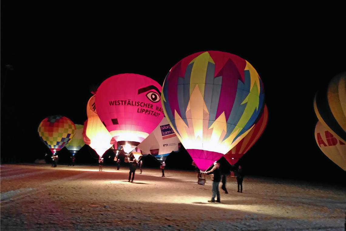 Ballonglühen am Abend auf dem Sportplatz Sechselberg