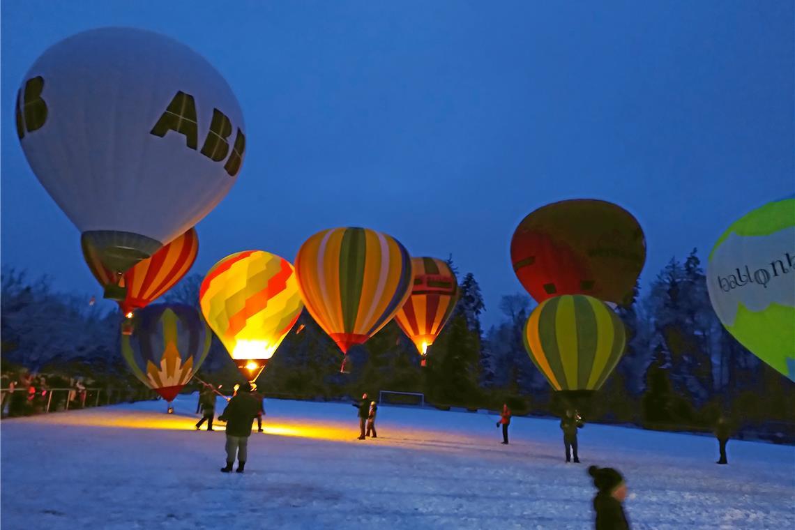 Ballonglühen am Abend auf dem Sportplatz Sechselberg