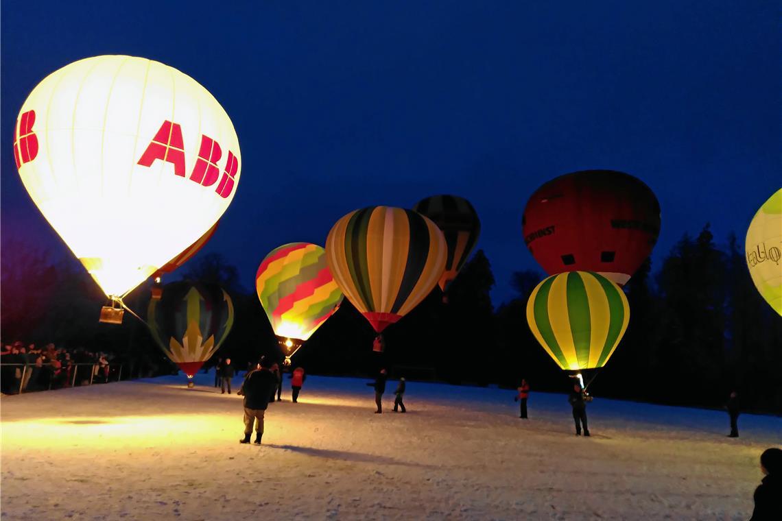 Ballonglühen am Abend auf dem Sportplatz Sechselberg