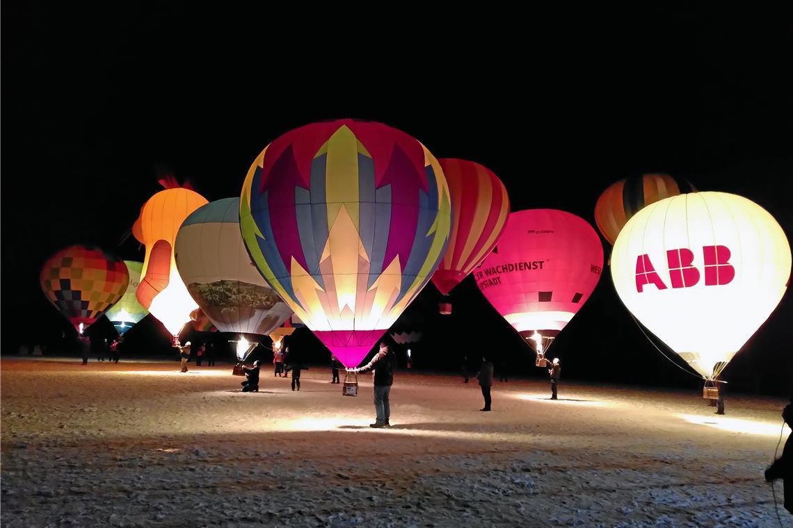 Ballonglühen am Abend auf dem Sportplatz Sechselberg