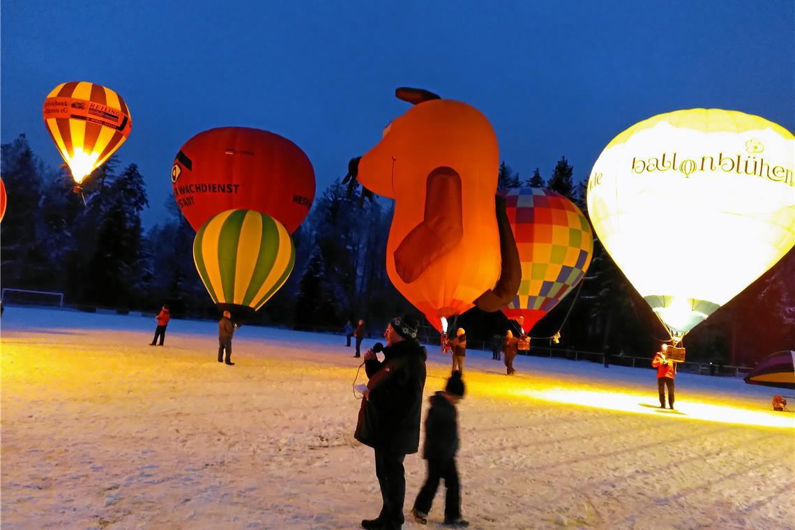 Ballonglühen am Abend auf dem Sportplatz Sechselberg