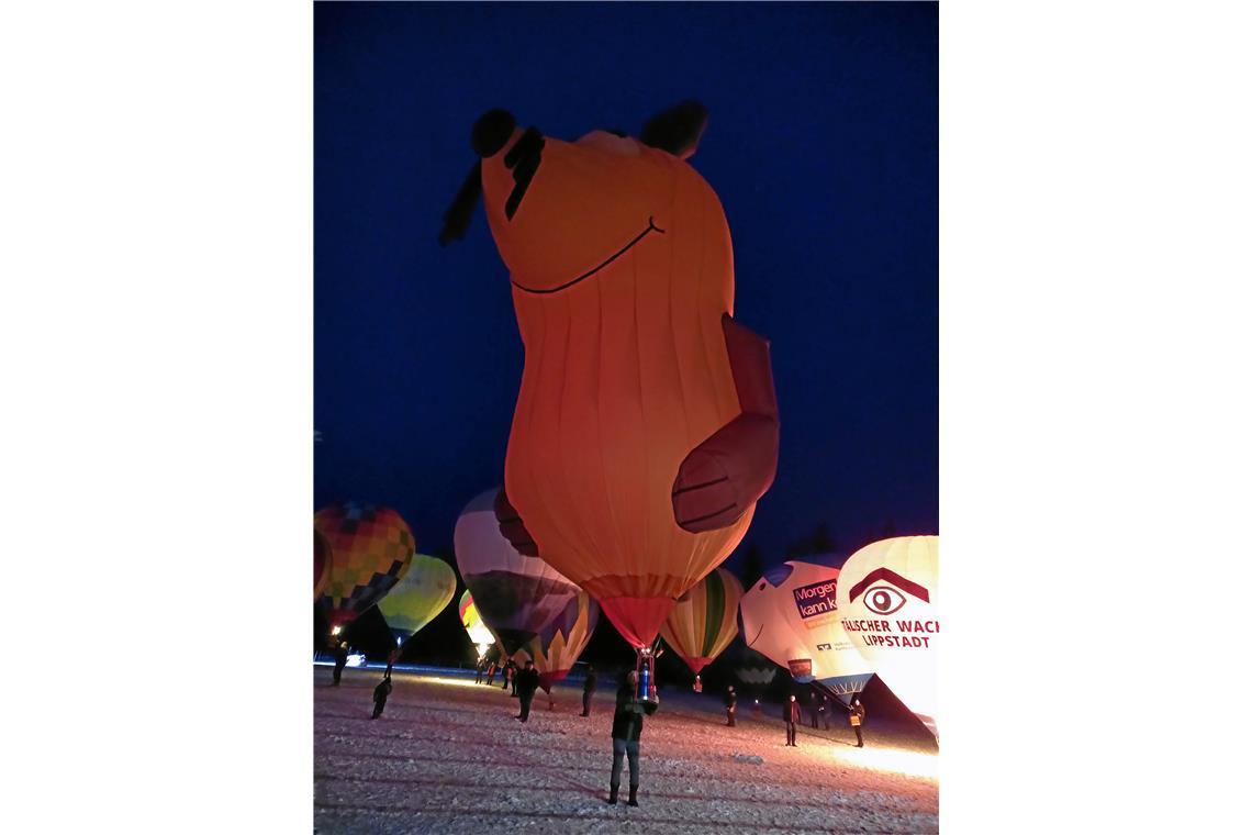 Ballonglühen am Abend auf dem Sportplatz Sechselberg