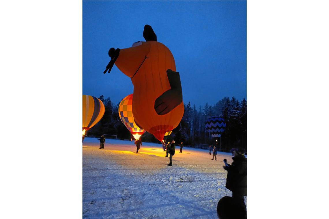 Ballonglühen am Abend auf dem Sportplatz Sechselberg