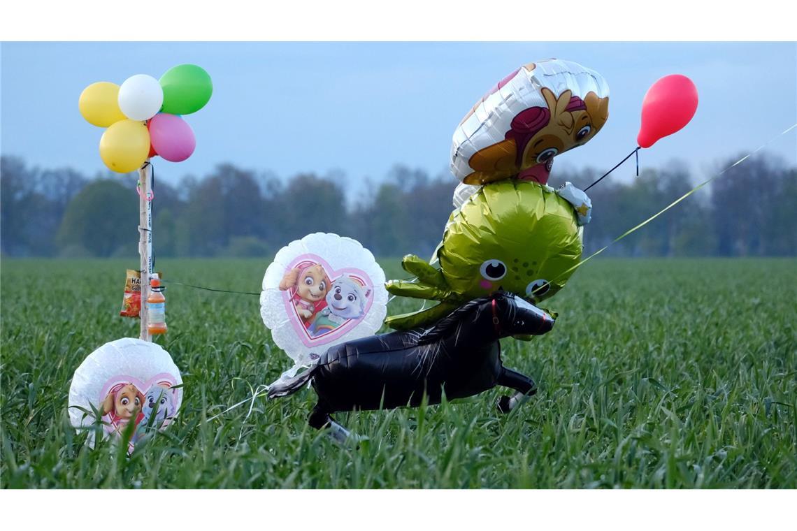 Ballons und Süßigkeiten stehen auf einem Feld bei Bremervörde. Von einem vermissten sechs Jahre alten Jungen aus dem niedersächsischen Bremervörde fehlt noch immer jede Spur.