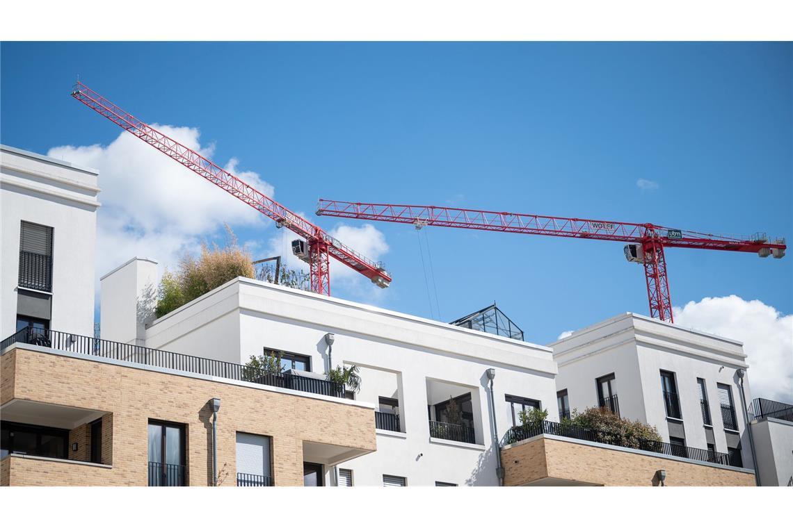 Banken vergeben wieder mehr Immobilienkredite an Verbraucher (Archivbild).