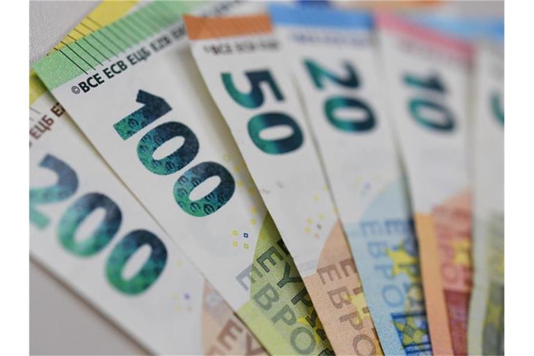 Banknoten liegen aufgefächert auf einem Tisch. Foto: Arne Dedert/dpa/Symbolbild