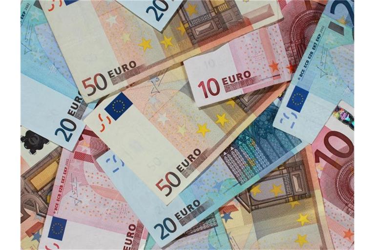 Banknoten von 50, 20 und 10 Euro. Foto: Jens Wolf/Archivbild