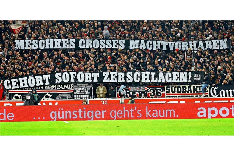 Banner der VfB-Fans zu Aufsichtsratsmitglied Lutz Meschke von Porsche