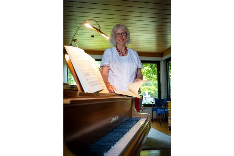 Barbara Krug hat eine solistische Gesangsausbildung genossen und ist seit vielen Jahren im Allmersbacher Kirchenchor aktiv. Foto: Alexander Becher