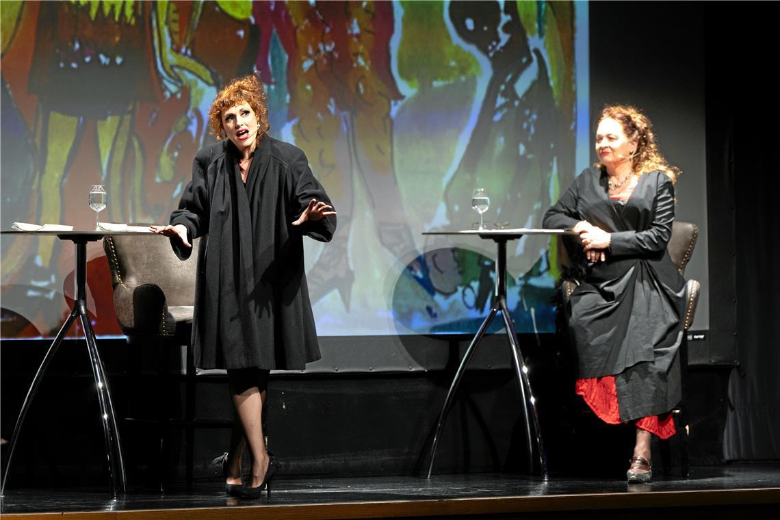 Barbara Stoll (rechts) und Sandra Hartmann beschäftigen sich mit frivolen Damen und lüsternen Herren. Foto: Alexander Becher