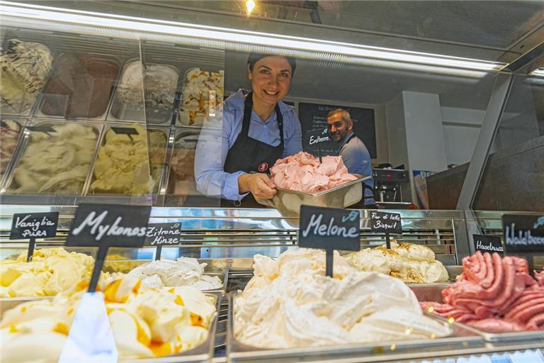 Barbara und Mimo Touma haben dieses Jahr die Eisdiele am Rathaus in Aspach eröffnet und sind begeistert von der positiven Resonanz und den zahlreichen Kunden aus Aspach und den Nachbargemeinden. Foto: Alexander Becher