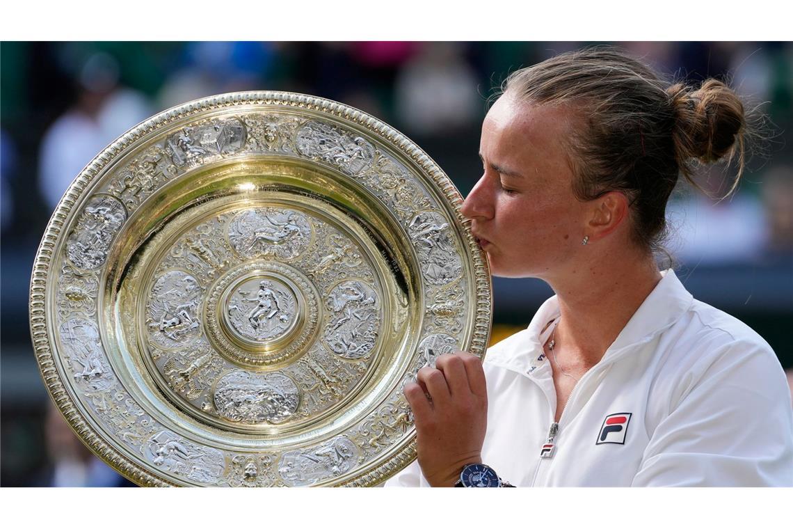 Barbora Krejcikova küsste ihre Trophäe nach dem Sieg im Finale.