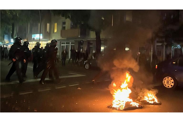 Barrikaden brennen in Berlin-Neukölln.