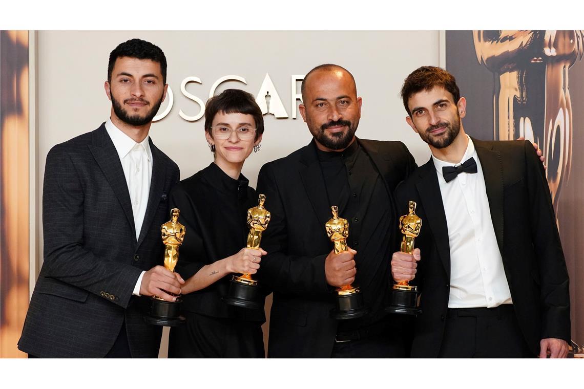 Basel Adra (l-r), Rachel Szor, Hamdan Ballal und Yuval Abraham haben einen Oscar für den besten Dokumentarfilm gewonnen.