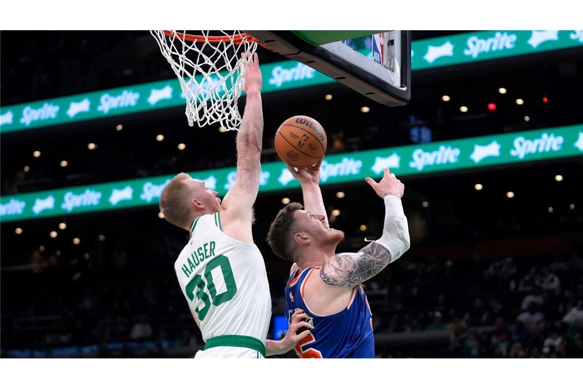 Basketball: Sam Hauser (30) von den Boston Celtics verteidigt, während Isaiah Hartenstein (55) von den New York Knicks auf den Korb wirft. New York gewinnt  109:118.