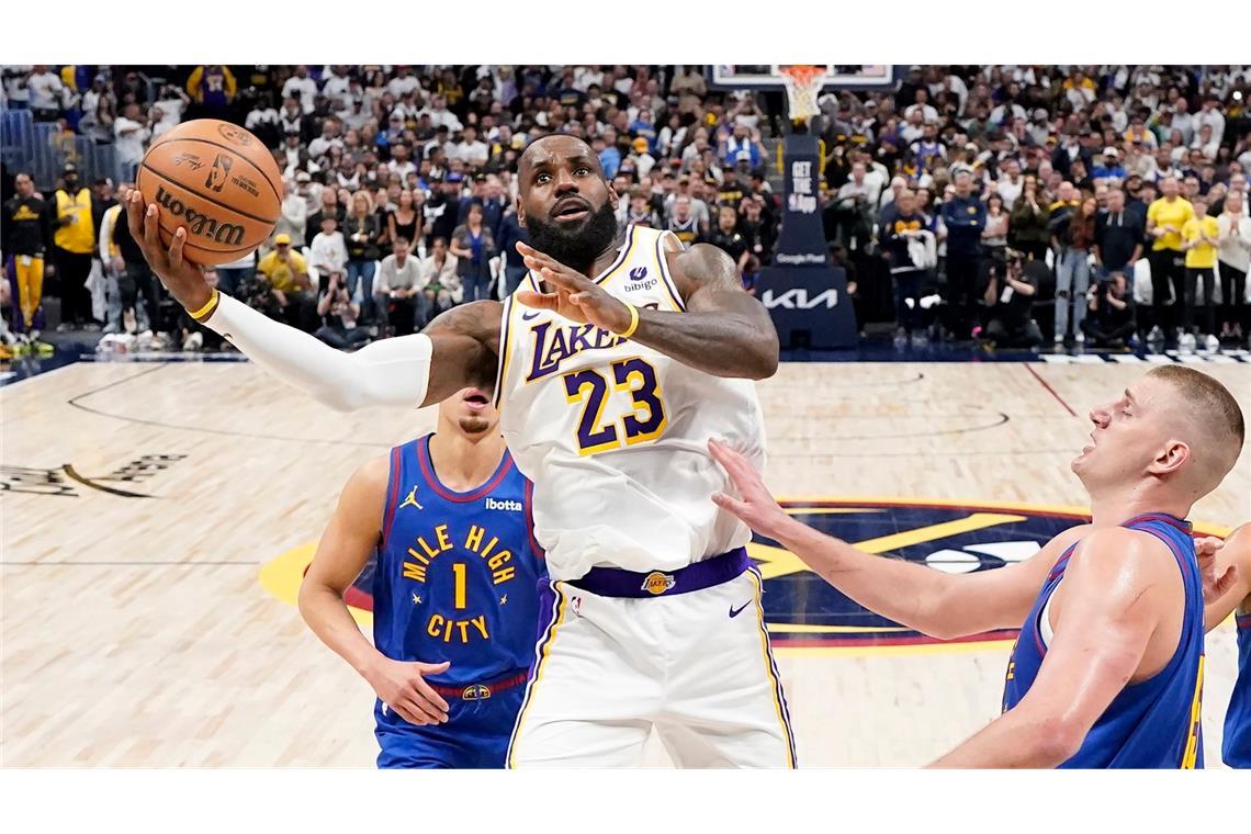 Basketball-Superstar LeBron James setzt zum Wurf an, am Ende aber hat es nicht gereicht. Die Los Angeles Lakers verlieren zum Playoff-Start gegen NBA-Titelverteidiger Denver.