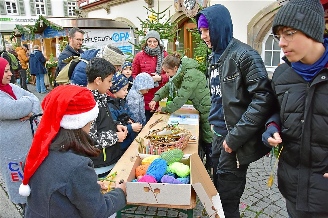 Basteln von Weihnachtsschmuck für die Kids am Stand der Mörike Gemeinschaftsschu...