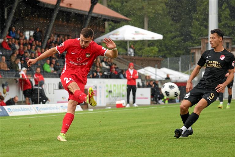 Bastian Frölich (links) hat in Nöttingen das erste SG-Tor in dieser Saison erzielt. Morgen steht in Aspach das Rückspiel an. Foto: Alexander Becher