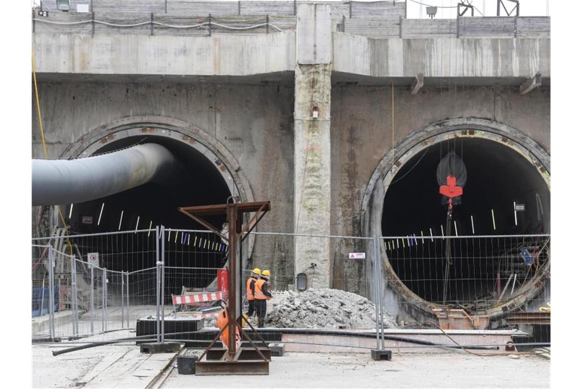 Bau am Rastatter Bahntunnel verzögert sich weiter Bauarbeiter stehen vor dem Eingang des Bahntunnels. Foto: Patrick Seeger/dpa/Archivbild