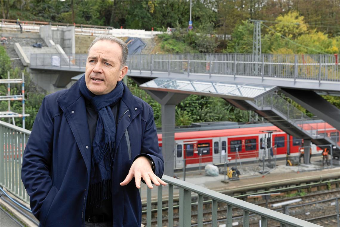 Baubürgermeister Stefan Setzer ist froh, dass der neue Fußgängersteg (im Hintergrund) rechtzeitig fertig wird. Die Baustelle hat ihn viele Nerven gekostet.